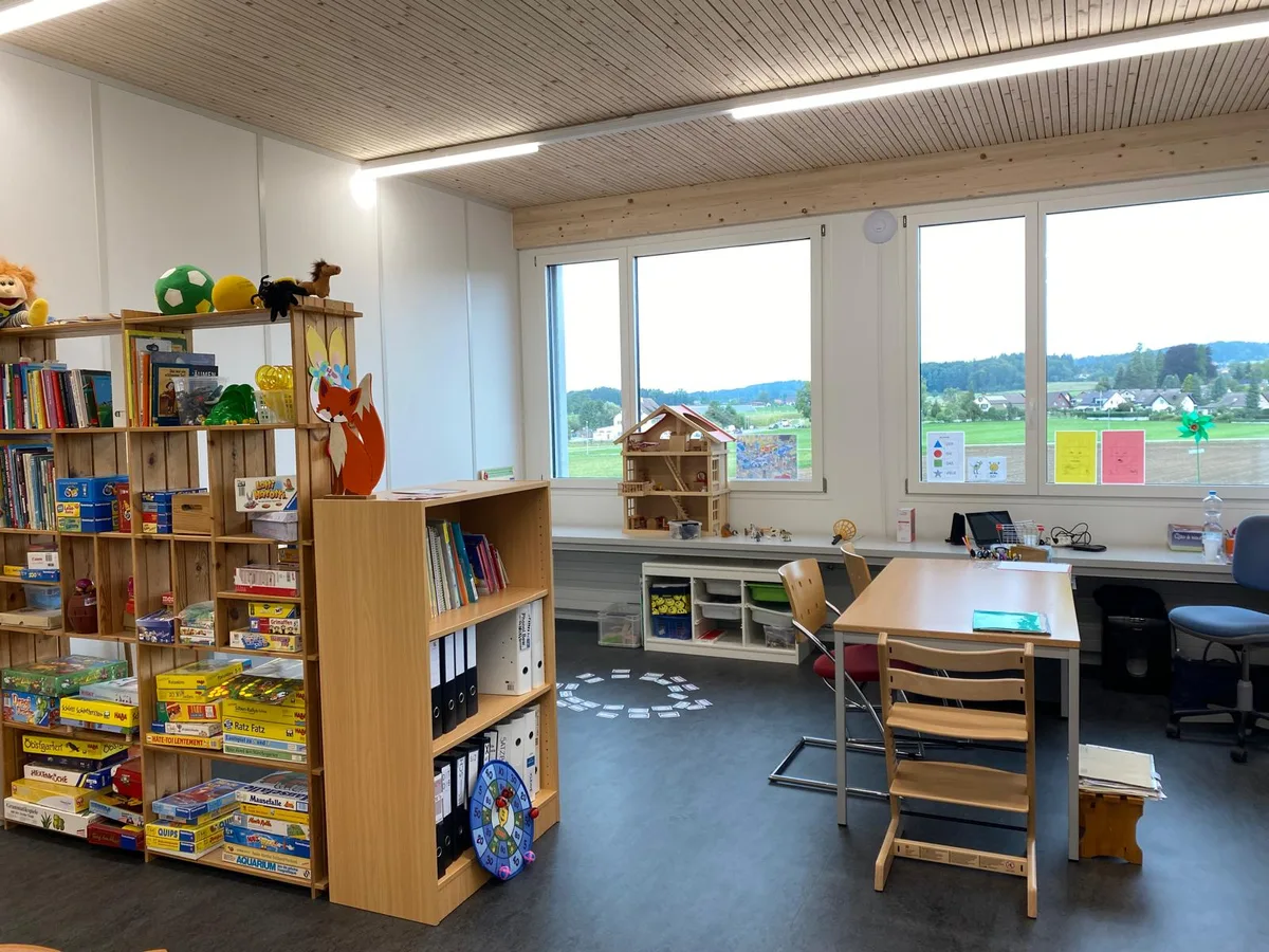 Man sieht das Logopädiezimmer und die Aussicht. 